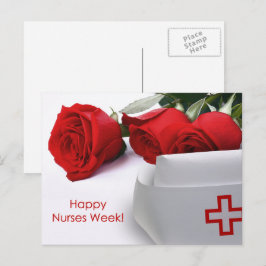 Cartão Postal Feliz Semana das Enfermeiras. Rosa vermelha e Boné