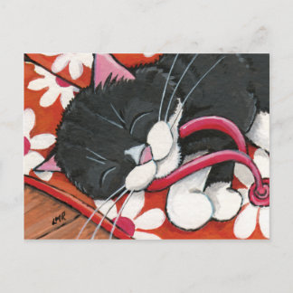Cartão Postal Feliz Tuxedo Cat Dormindo em um par de Chinelos