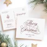 Cartão Postal Feriado de Natal Feliz Romântico Vermelho<br><div class="desc">Este simples cartão-postal de Natal apresenta uma elegante e romântica carta caligráfica suave,  com um buquê holly berry de inverno e um texto personalizado no verso. Para uma personalização mais avançada deste design,  clique no BOTÃO FERRAMENTA DESIGN AZUL acima!</div>