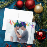 Cartão Postal Feriados felizes Foto do Casal Rainbow Script LGBT<br><div class="desc">Cartaz fotográfico Elegante Happy Holidays com uma bela tipografia cursiva arco-íris. Este cartão postal da família de feriados LGBTQ moderno apresenta um belo roteiro e o seu nome em branco sobre a imagem de sangria do cheio de um casal LGBT. Personalize com sua mensagem de Natal no verso.</div>