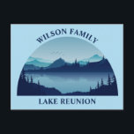 Cartão Postal Férias de Verão da Reunião Familiar da Casa do Lag<br><div class="desc">Este cartão postal personalizado da legal casa do lago apresenta um rio azul sereno cercado por árvores e seu texto personalizado para uma reunião familiar,  uma viagem de acampamento ou férias de verão. Personalize com seu sobrenome ou outro nome de grupo.</div>