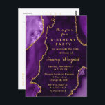 Cartão Postal Festa de aniversário mármore roxa e Dourada<br><div class="desc">Este elegante e glamouroso convite de aniversário apresenta um fundo de mármore roxo e agitado com sotaques de ouro falso. O texto combina o script manuscrito e as fontes sans serif modernas para um aspecto elegante e sofisticado. Isso será perfeito para o outono e o inverno.</div>