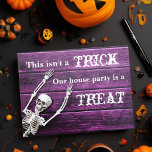 Cartão Postal Festa de Casa Personalizada do Esqueleto Puro do H<br><div class="desc">Isto não é um truque, a nossa festa em casa é um presente. Um belo convite postal para a festa de aquecimento doméstico de halloween ou uma mudança de cartão de endereço para uma família que se mudou no mês de outubro. Um esqueleto engraçado numa parede roxa assustadora para receber...</div>