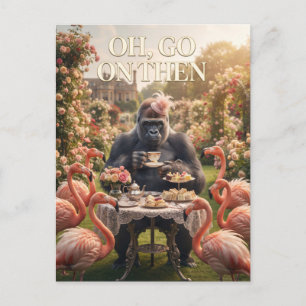 Cartão Postal Festa de Chá Surreal: Gorila com Chapéu e Flamingo