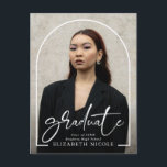 Cartão Postal Festa de formatura de Arch de Fotografia do Forman<br><div class="desc">Comemore seu formando com estilo com o Cartão-postal de Festa de formatura de Arca Fotográfica do Formando de Script Moderno. Apresentando uma fonte elegante de script e um layout exclusivo de fotos de arco, este cartão postal é perfeito para convidar familiares e amigos para a celebração. Uma forma sofisticada e...</div>