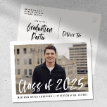 Cartão Postal Festa de formatura de Fotografias com Quadro de Sc<br><div class="desc">Cartões postais de convite à festa de formatura modernos com a fotografia do formando, em branco, com "Classe 2025" numa camada branca de script de pincel de aquarela. Personalize a frente adicionando o nome do formando e o nome da escola em texto preto. O convite reverte para exibir seu endereço...</div>