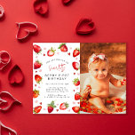 Cartão Postal Festa de Foto de Primeiro Aniversário do Sweet Ber<br><div class="desc">Procurando dar uma primeira festa de aniversário memorável para sua princesa? Não olhe mais que estes cartões postais de querido! Apresentando sua foto favorita, um conjunto colorido de morangos e corações aquosos em tons deslumbrantes de vermelho e rosa, aliados a um moderno modelo de convite, estes convites são a forma...</div>