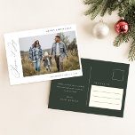 Cartão Postal Festa de Natal da Família Verde Elegante<br><div class="desc">Este Cartão-postal de Natal da Família Verde Elegante de Joy reúne caligrafia elegante e design minimalista para um cartões de natal verdadeiramente festivo. O fundo de oliveira profundo adiciona um ambiente sazonal, enquanto a foto da família toma palco central, enquadrado pela elegante tipografia que deseja "Feliz Natal" com calor e...</div>