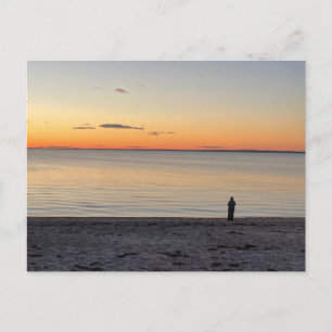 Cartão Postal Figura Solitária em Pé na Praia do Oceano Foto