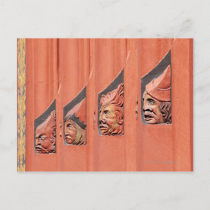 Cartão Postal Fila de cabeças cerâmicas ao longo do século XV