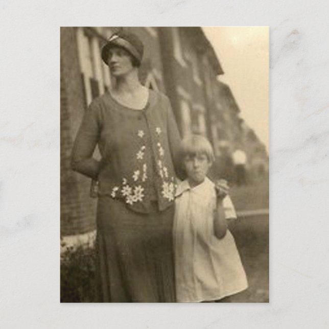 Cartão Postal filha por mãe e edifício (Frente)