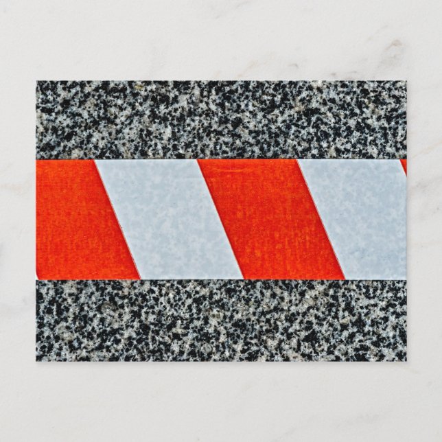 Cartão Postal Fita de aviso vermelha através da pedra granítica (Frente)