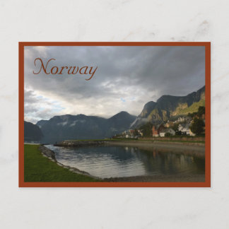 Cartão Postal Fjord norueguês (Aurlandsfjord) com texto