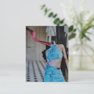 Cartão Postal Flamingo Surrealista Vestindo Azul em uma colagem