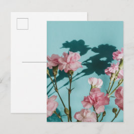 Cartão Postal Flores de cravo rosa sonhador sobre fundo azul