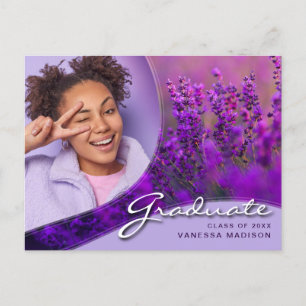 Cartão Postal Flores Roxas de Script Elegante   Formando de Foto