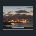 Cartão Postal Florianópolis, Papais noeis Catarina, Brasil<br><div class="desc">Florianópolis é a capital do estado de Catarina, Papai noel do Sul do Brasil. À noite, a cidade brilha com luzes de ouro refletindo a água ao redor.</div>