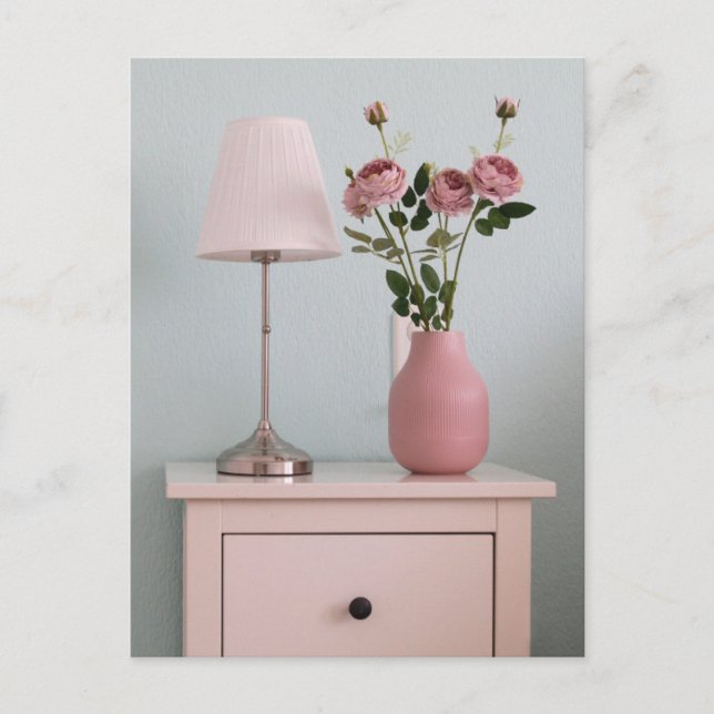 Cartão Postal Flowers | Pale Pink Roses on Nightstand (Frente)