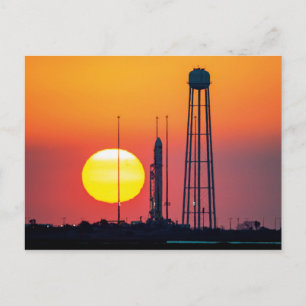 Cartão Postal Foguete Antares da NASA Lançado ao Nascer do Sol