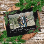 Cartão Postal Folhagem Botânica Verde Holly Cute<br><div class="desc">Cartão de Férias Único, clássico, de moda, bonito e decorativo. Feriados Felizes Gratos saudando texto e espaço para personalizar ou personalizar com uma foto, nome da família (ou nomes individuais) e mensagem de sua escolha. Enquadrado por bagas vermelhas do vinho Burgundy e buquês de coroa verde-escura num fundo preto clássico....</div>