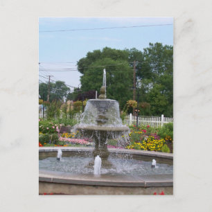 Cartão Postal Fonte & Flores em um Belo Jardim de Ferroviários