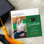 Cartão Postal Formando Personalizado de Foto para Graduação Dour<br><div class="desc">Cartaz clássico personalizado de graduação de fotografia em verde clássico e ouro para segundo grau, faculdade ou universidade da classe de 2024. Personalize com seu nome de escola e sua classe de graduação sob a adorável caligrafia para um elegante cartão-postal personalizado de foto de formando com seu retrato de mais...</div>