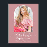 Cartão Postal Formatação Rosa com Boné de Arco Moderno<br><div class="desc">Quadro Fotográfico de Arch Moderno - Script de Caligrafia de Tendy - Cartão-Postal de Anúncio de Graduação de Fotografias - Rosa Dusty - Boné de formatura</div>