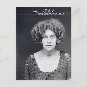 Cartão Postal Foto antiga de uma criminosa feminina em preto e b