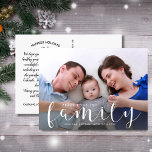 Cartão Postal Foto da família de Natal ou Anos novos Feliz<br><div class="desc">Envie cartões de natal festivos com esta divertida carta, sentida, com sua grande foto familiar, nomes e texto com letra de mão que diz "Família". Deixem as palavras acima da Paz. Amor. Alegria ou mude para seu texto personalizado. Moderno e divertido, mas significativo e clássico, um cartão de feriado perfeito...</div>