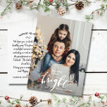 Cartão Postal Foto da feliz Bright Christmas Lettered Family<br><div class="desc">Celebre a temporada com este cartão postal divertido com sua foto vertical e as palavras "Feliz e Brilho" na frente e sua nota personalizada no verso. Ou, se você quiser, exclua a nota digitada no verso e escreva manualmente cada cartão postal individualmente. Adicione seu endereço de devolução para facilitar a...</div>