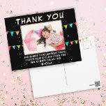 Cartão Postal Foto de aniversário da Bandeira Bunting Birthday O<br><div class="desc">Bandeiras bonitas de bunting obrigado de fotos de aniversário rosa que você faz. Obrigado seu convidado por vir à festa de aniversário do seu filho! O design tem bandeiras coloridas de revestimento de festa de aniversário e uma foto em um quadro em um fundo preto com pontos brancos - insira...</div>