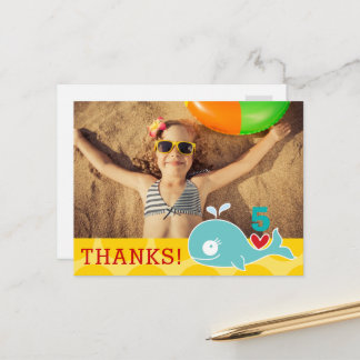 Cartão Postal Foto de aniversário de uma garota de baleia verde,