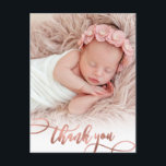 Cartão Postal Foto de Baby Girl do moderno Rosa Dourado Script<br><div class="desc">Elegante Moderno Clérigo Tchic, Rosa, Roteiro Dourado Foto Recém-Nascido, Obrigado Cartão-Postal. Apresenta um belo texto de "obrigado" em um roteiro de caligrafia com cauda de haste manuscrito em folha de ouro rosa rosa-pinto-claro. No verso, uma mensagem pessoal pré-feita. Excelente para a menina. Fácil de personalizar com sua foto de bebê...</div>