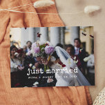 Cartão Postal Foto de casamento da máquina de escrever do Recem<br><div class="desc">Decidiu fugir? Quer anunciar que acabou de se casar? Compartilhe a notícia do seu casamento com este adorável cartão com fotos de casamento,  fonte e cores perfeitamente personalizáveis.</div>