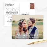 Cartão Postal Foto de casamento de Obrigados e amor Obrigado<br><div class="desc">Este obrigado de fotos "Amor e Obrigados" que você faz no cartão-postal apresenta um retrato de casamento na frente com uma cobertura de texto manuscrito branco e obrigado sua mensagem que pode ser personalizada no verso. Os filtros de fotos estão disponíveis por meio de personalização.</div>