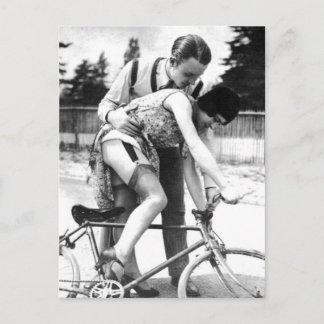 Cartão Postal Foto de menina escalada Vintage