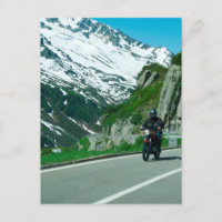 Foto de motociclista em montanhas nevadas