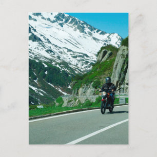 Cartão Postal Foto de motociclista em montanhas nevadas