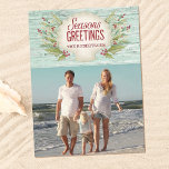 Cartão Postal Foto do feriado de praia de Natal costal<br><div class="desc">Um cartão postal de Natal litoral. Sessões de boas-vindas da praia. Uma concha e sagrada com gramíneas marinhas e as palavras "Saudações de Sésons" decoram este cartão postal. Personalize-o com o seu nome e fotografia para enviar aos seus amigos e familiares para o Natal.</div>