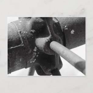Cartão Postal Foto em preto e branco de uma máquina enferrujada