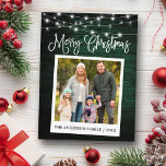 Cartão Postal Foto instantânea de câmeras de luz verde caligráfi<br><div class="desc">Roteiro de Caligrafia Moderna,  Estilo de Câmera Instantânea Foto Feliz Cartão-Postal de Natal - Madeira Verde País Rústica com Luzes de Cordas</div>