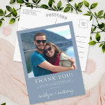 Cartão Postal Foto minimalista azul-polistim moderna<br><div class="desc">Diga obrigado seu estilo com esse obrigado de fotos de casamento moderno e muito moderno que você faz. O design é fácil de personalizar com seu próprio texto e sua família e amigos ficarão entusiasmados quando receberem esse obrigado fabuloso. Itens correspondentes podem ser encontrados na coleção.</div>