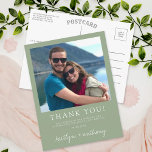 Cartão Postal Foto Minimalista Verde da Típografia Moderna<br><div class="desc">Diga obrigado seu estilo com esse obrigado de fotos de casamento moderno e muito moderno que você faz. O design é fácil de personalizar com seu próprio texto e sua família e amigos ficarão entusiasmados quando receberem esse obrigado fabuloso. Itens correspondentes podem ser encontrados na coleção.</div>