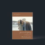Cartão Postal Foto Moderna Minimalista Sienna Brown Salva A Data<br><div class="desc">Casamento de Script Moderno Minimalista Sienna Brown Salve o Cartão-Postal de Data com Sua Foto</div>