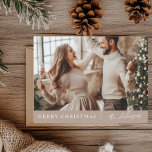 Cartão Postal Foto neutra de Natal elegante<br><div class="desc">Celebre a temporada de férias com este cartão com fotos de Feliz Natal, tão minimalista, em tons neutros. Perfeito por adicionar um toque moderno e eterno aos seus cartões de natal. Personalize com sua foto de família e seu nome personalizado, criando um cartão único e elegante que será apreciado por...</div>