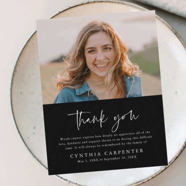 Cartão Postal Foto Simples de Memorial de Funeral (Modern script black and white photo memorial thank you postcard.)