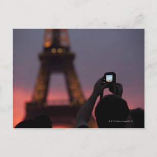 Cartão Postal Fotografando a Torre Eiffel com um smartphone