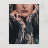 Fotografia de arte modelo em tatuagem