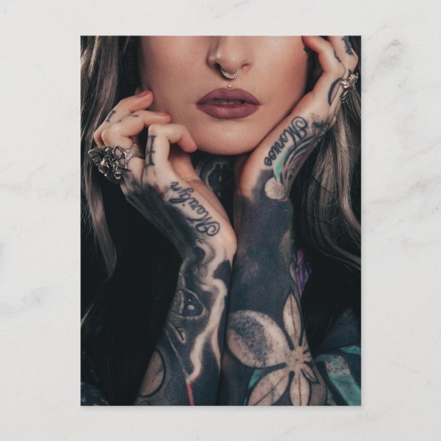 Cartão Postal Fotografia de arte modelo em tatuagem (Frente)