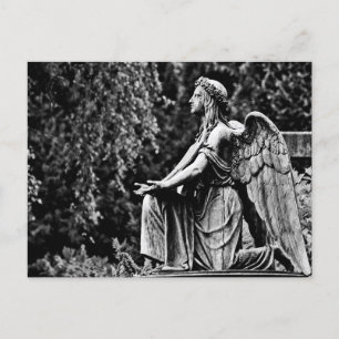 Cartão Postal Fotografia em preto e branco de anjo ajoelhado